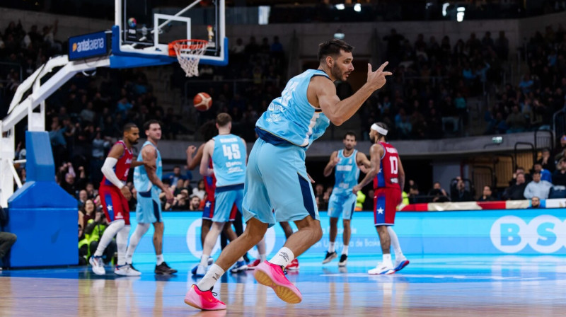 Urugvajietis Gonsalo Iglesiass pēc trāpīta tālmetiena cīņā pret Puertoriko izlasi Montevideo. Foto: FIBA