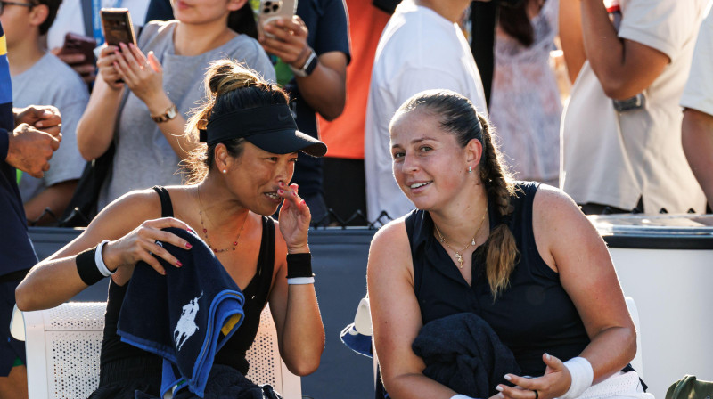 Suvei Šei un Aļona Ostapenko. Foto: corleve/Alamy Live News/Scanpix