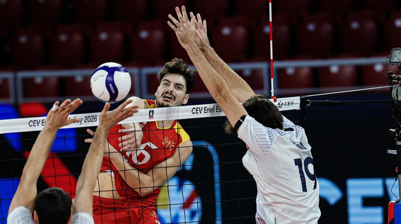 Maķedonietis Stojans Ilijevs triec bumbu Izraēlas valstsvienības laukuma pusē. Foto: CEV