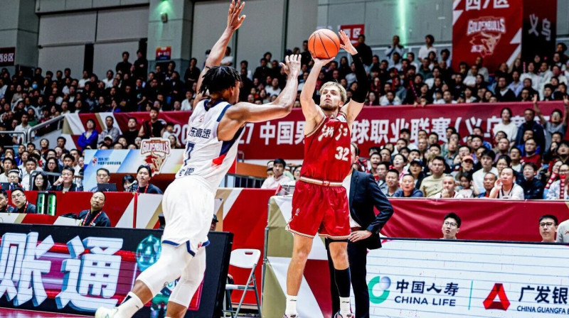 Artūrs Žagars uzbrukumā. Foto: Zhejiang Golden Bulls