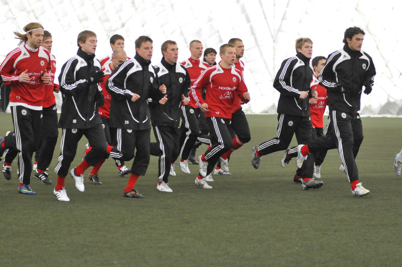 LMT un futbola izlase bērnunamam dāvinās trenažieri