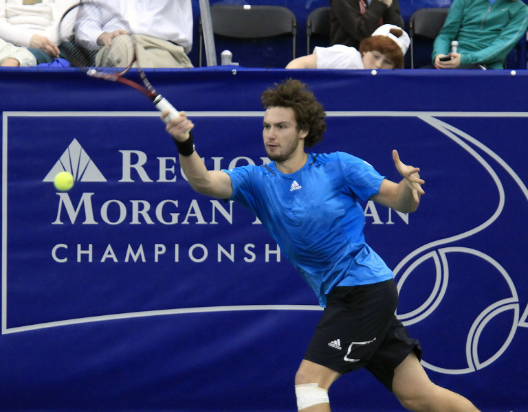 Gulbis pacēlies spārnos