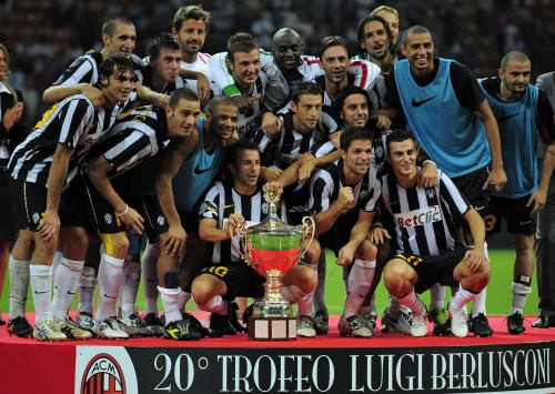 "Juventus" izcīna Berluskoni trofeju