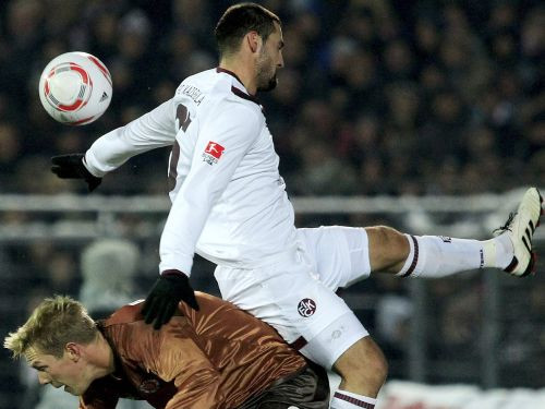 "St. Pauli" iztur Kaizerslauternas spiedienu