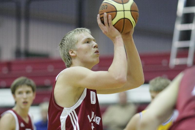 U-18 basketbolisti pārbaudes spēlē galotnē piekāpjas Lietuvai