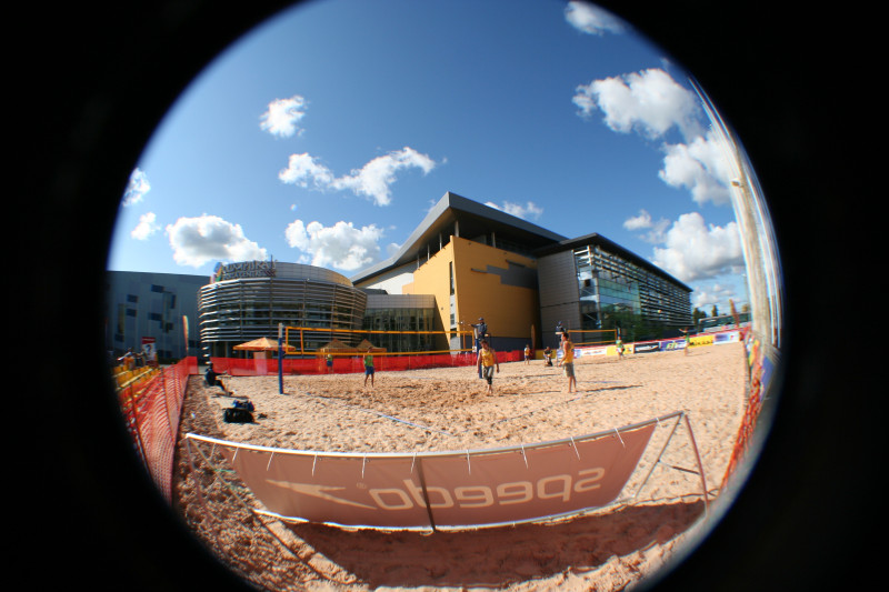Pie Olimpiskā sporta centra Rīgā atvērti pludmales volejbola laukumi