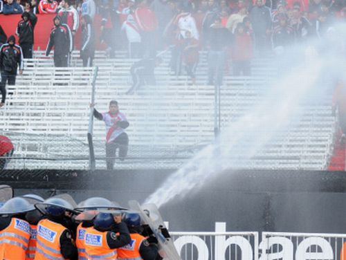 "River Plate" fanu grautiņu dēļ draud stadiona diskvalifikācija uz 20 spēlēm