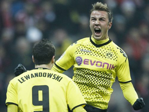 Līderu cīņā Dortmundes "Borussia" viesos pieveic "Bayern"