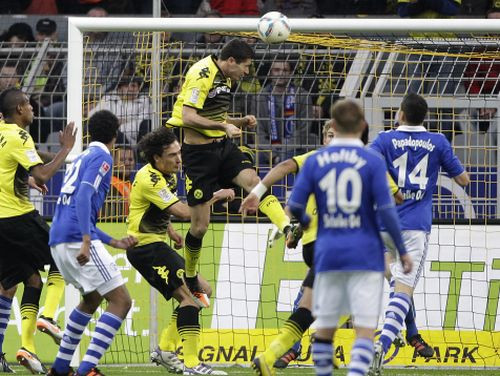 Dortmundes "Borussia" derbijā pieveic "Schalke" un kļūst par pagaidu līderi