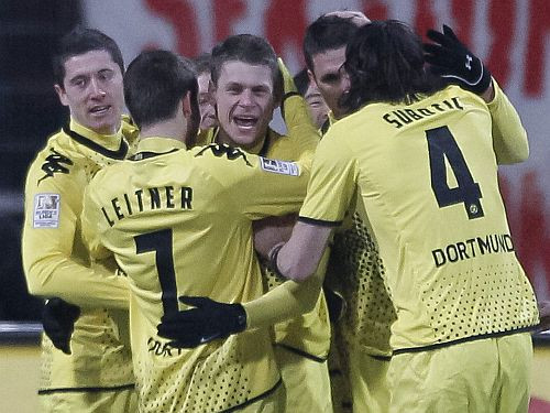 Dortmundes "Borussia" izcīna grūtu uzvaru Nirnbergā