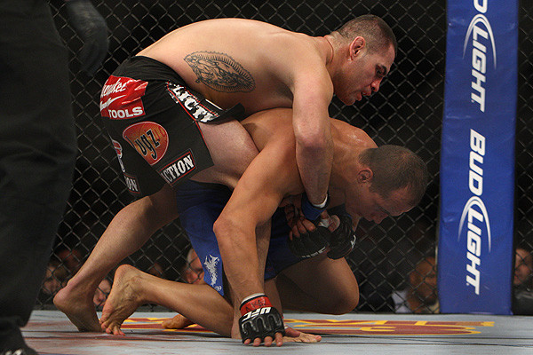 Velaskezs nokautē Dos Santosu un nosargā UFC titulu
