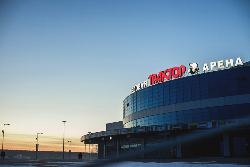 KHL ļauj "Traktor" izslēgšanas spēles aizvadīt meteorīta bojātajā hallē
