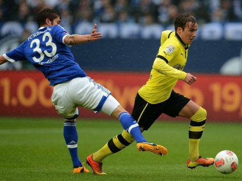 "Schalke" aizraujošā derbijā pieveic Dortmundi, "Bayern" izrauj uzvaru