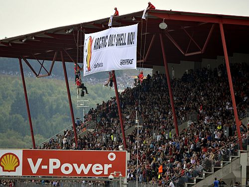 "Greenpeace" aktīvisti ielaužas Spā trasē un sarīko protestu