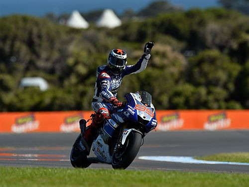 Lorenco aizķer kaiju, taču izcīna "pole position"