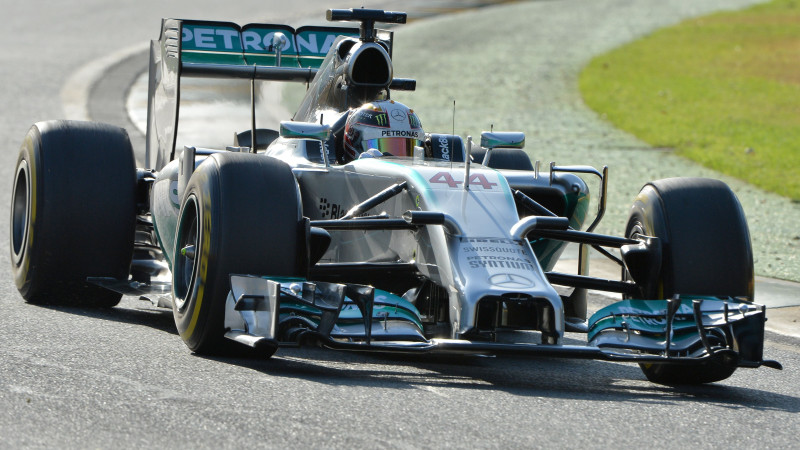 Alonso un "Mercedes" dominē pirmajos Austrālijas treniņos