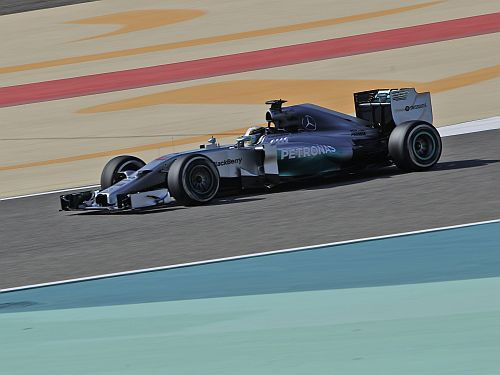 Hamiltons notur "Mercedes" virsotnē otrajā F1 testu dienā