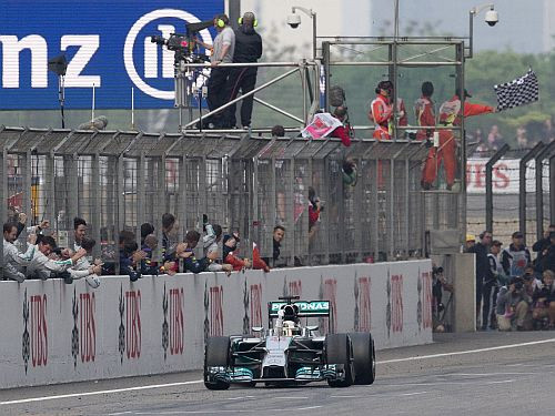 F1 tiesnesis kļūdas pēc finiša karogu Hamiltonam parādījis divus apļus par ātru
