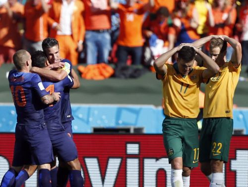 Nīderlande atklātā futbolā pieveic Austrāliju un iekļūst 1/8 finālā