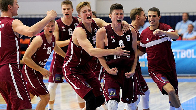Konjas brīnums: U18 izlase galotnē atspēlē 18 punktus un šokē Lietuvu