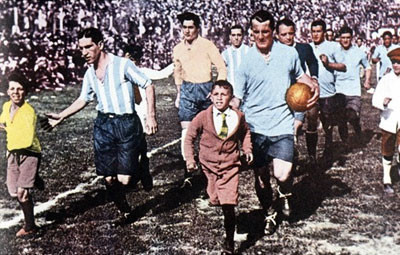 Pirms 84 gadiem "Centenario"  stadionā...
