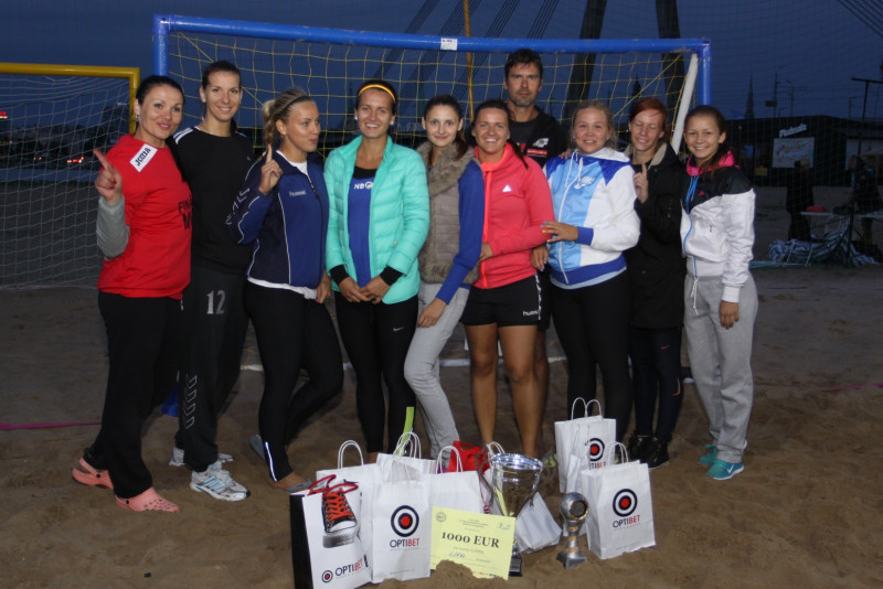 Pirmie Latvijas čempioni pludmales handbolā – 'Lindorff Blue Jackets" un LSPA