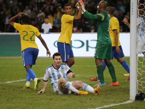 Kakā atgriežas, Mesi neiesit pendeli, Brazīlija īpašā jubilejā pieveic Argentīnu