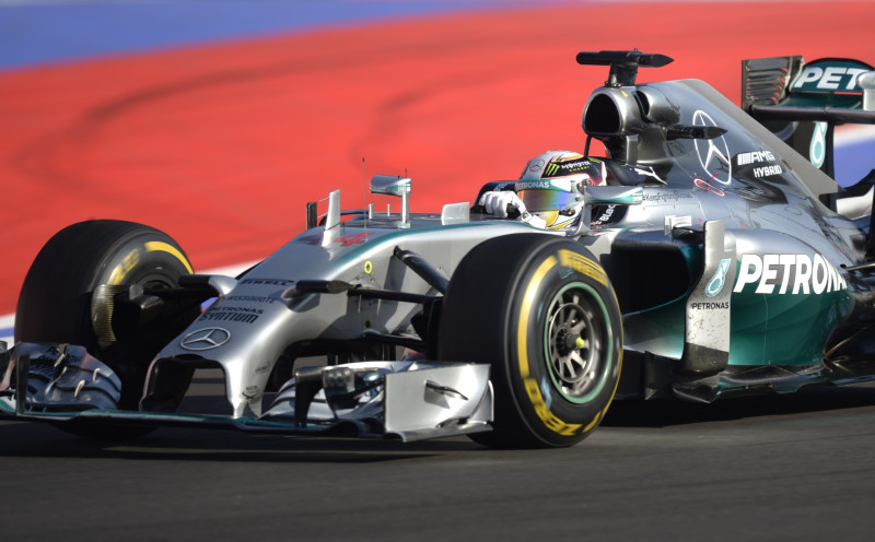 Sočos uzvar Hamiltons, "Mercedes" nodrošina uzvaru kopvērtējumā