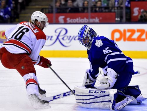 Toronto problēmas turpinās arī pret "Hurricanes", Austrumu vadību pārņem "Islanders"