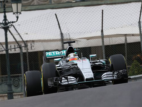 Hamiltons ātrākais F1 treniņos Monako ielās, pārsteidz Verstapens