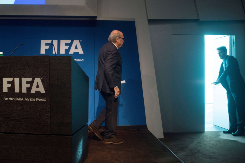 Eiropas Parlaments mudina Blateru nekavējoties pamest FIFA prezidenta amatu