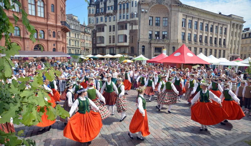 Svētku ieskaņas Doma laukumā – 20. tradicionālais Zāļu tirgus