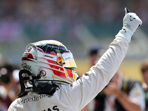 Hamiltons aizraujošā cīņā triumfē Lielbritānijas "Grand Prix"