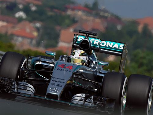Hamiltons ātrākais otrajā treniņā, "Force India" pēc Peresa avārijas trasē nedodas