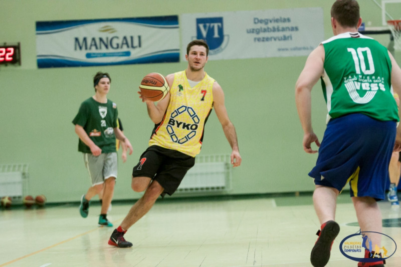 Komandas turpina cīņu Valmieras Pilsētas čempionātā basketbolā