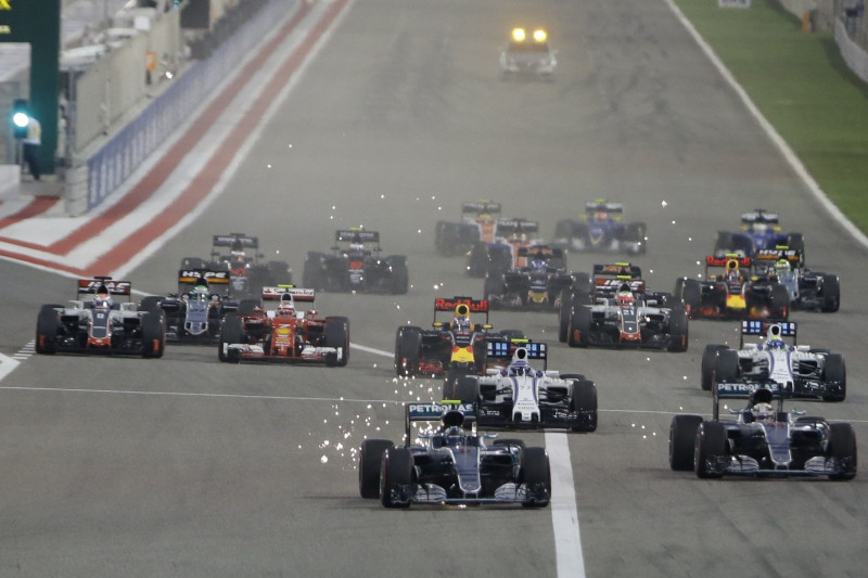 Rosbergs uzvar Bahreinā, Fetels izstājas jau pirms starta