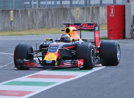 "Ferrari" un "Red Bull" izmēģina iespaidīgās 2017. gada riepas