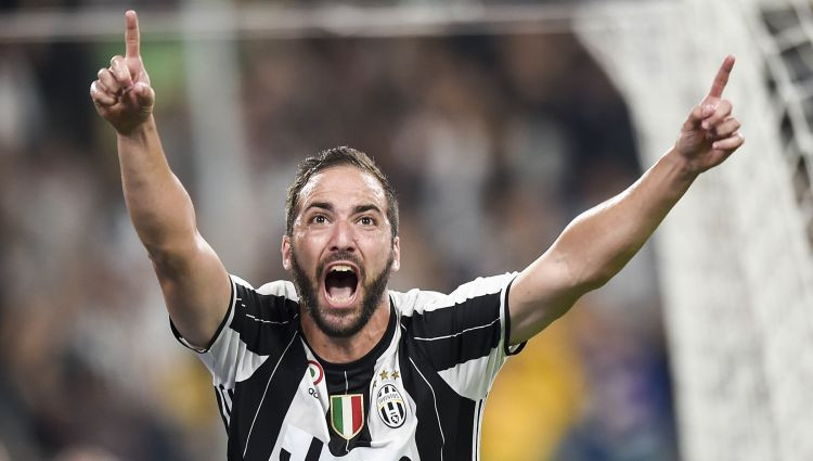 Igvains debijā nāk uz maiņu un izrauj "Juventus" uzvaru, "Roma" grauj