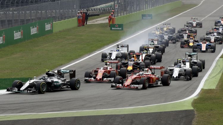 Rosbergs izmanto Hamiltona neveiksmi startā un uzvar Itālijā
