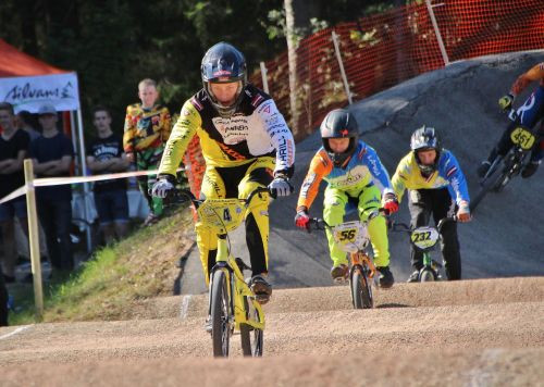 Latvijas BMX jaunie sportisti ar panākumiem noslēdz Eiropas kausa sezonu