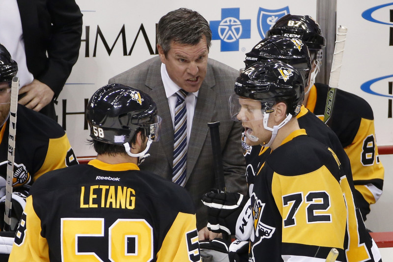 "Penguins" pagarina līgumu ar treneri Salivanu