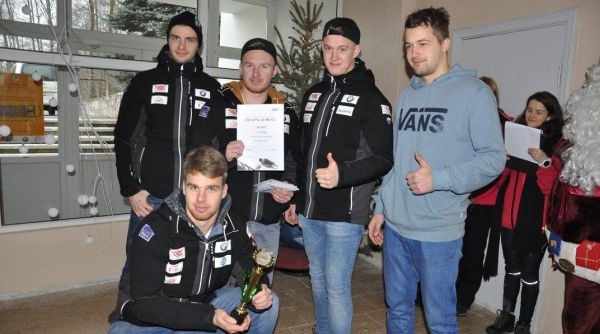 Kamaniņu braucēji un "Dinamo" hokejisti piedalās neierastās sacīkstēs