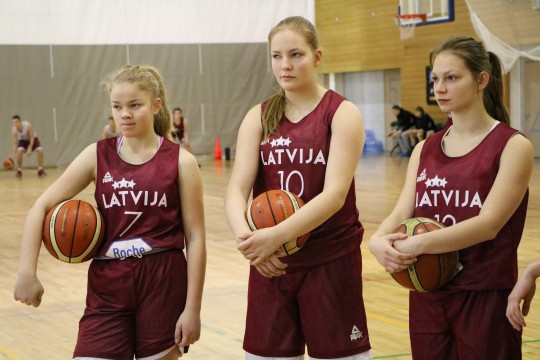 Bloķēts ceļš, sniegs...U16 meitenes pārvar šķēršļus un uzvar Somiju