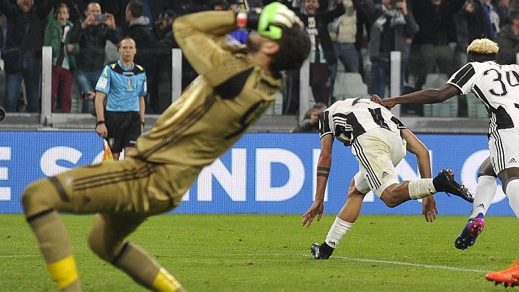 "Juventus'' nopelna pendeli, kad laiks jau iztecējis, un uzvar Milānu