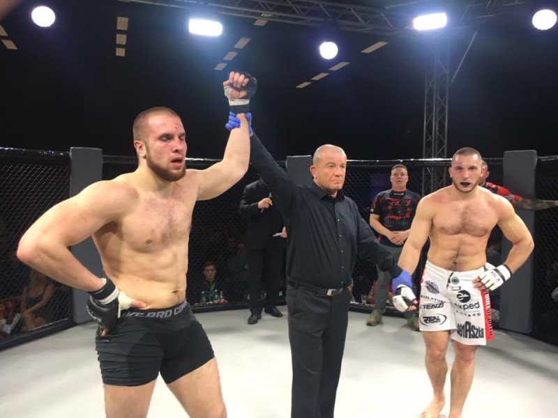 Latvijas MMA cīkstonis Mežijevs Vācijā uzveic ukraini Čapko