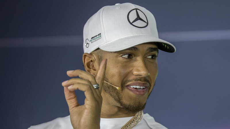 Hamiltons: "Jaunās sezonas galvenā favorīte ir "Ferrari" komanda"