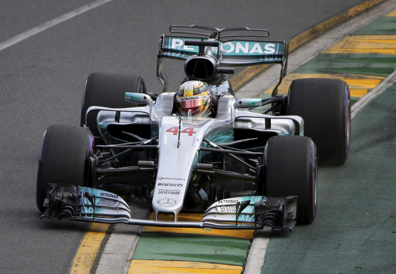 Jauno F1 sezonu Austrālijā no pole position sāks Hamiltons