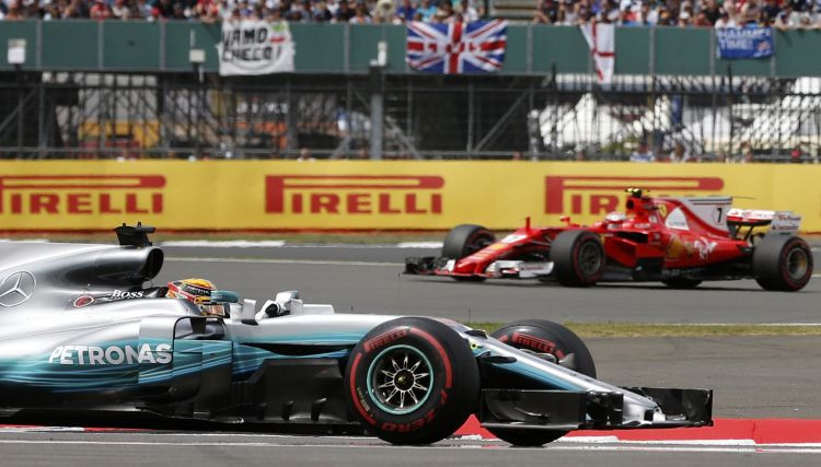 Hamiltons turpina triumfēt Silverstounā, "Ferrari" drausmīga neveiksme beigās