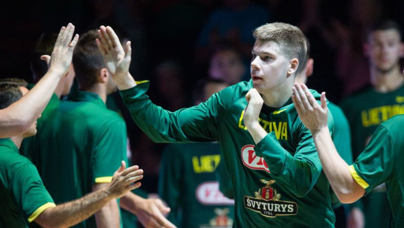 No Lietuvas izlases atskaita aizsargu, paliek vēl 16 spēlētāju