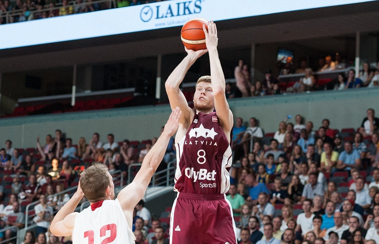 Pieci NBA spēlētāji, "tiki-taka" un pilna arēna: Latvija pret Lietuvu